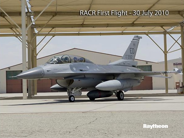 2010年7月30日，美國空軍一架F-16D型戰斗教練機搭載雷神公司的RACR雷達，在加利福尼亞州愛德華茲空軍基地進行了首飛。