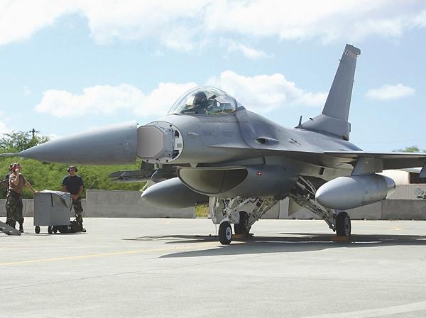 2010年7月30日，美國空軍一架F-16D型戰斗教練機搭載雷神公司的RACR雷達，在加利福尼亞州愛德華茲空軍基地進行了首飛。