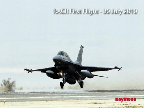 2010年7月30日，美國空軍一架F-16D型戰斗教練機搭載雷神公司的RACR雷達，在加利福尼亞州愛德華茲空軍基地進行了首飛。